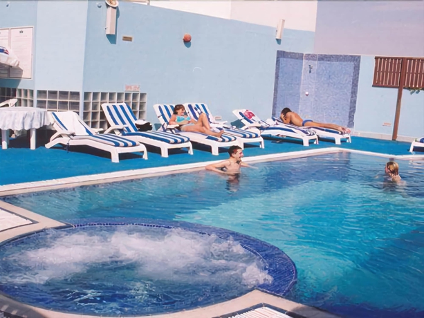 Imagen de la piscina del Hotel Knight Armour. Foto 19