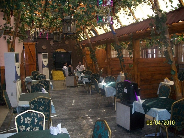 Imagen del bar/restaurante del Hotel Knight Armour. Foto 10