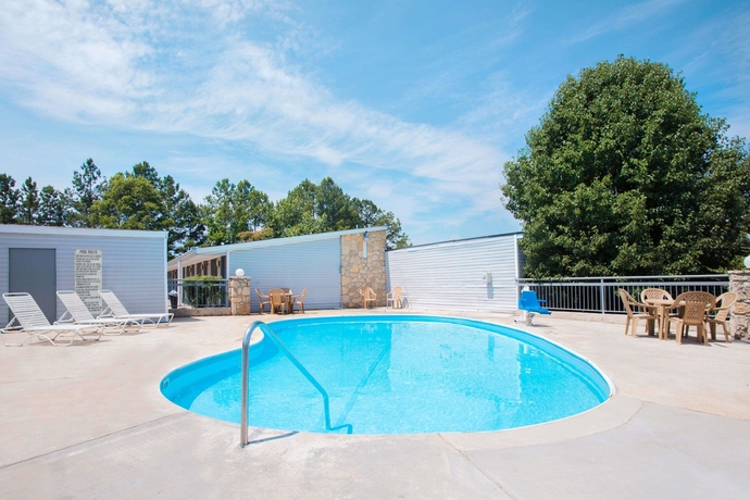 Imagen de la piscina del Hotel Knights Inn Augusta At Boy Scout Rd. Foto 16