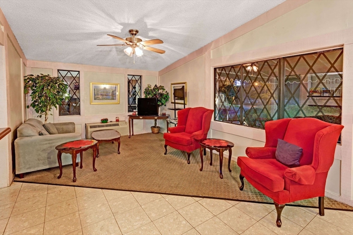 Imagen de los interiores del Hotel Knights Inn Austell. Foto 14