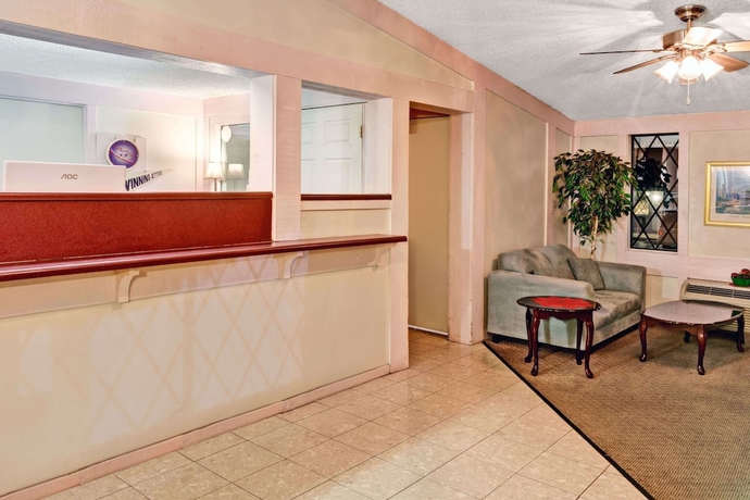 Imagen de los interiores del Hotel Knights Inn Austell. Foto 16