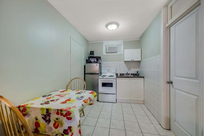 Imagen de la habitación del Hotel Knights Inn Burlington, ON. Foto 12