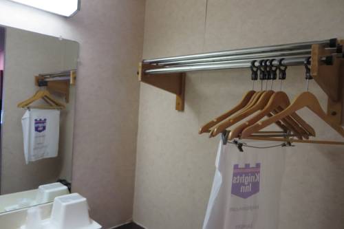 Imagen de la habitación del Hotel Knights Inn Canton, North Canton. Foto 9