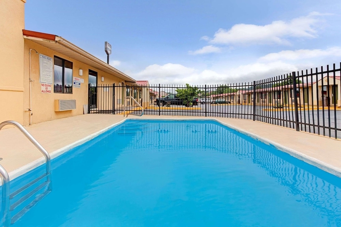 Imagen de la piscina del Hotel Knights Inn Cartersville. Foto 16