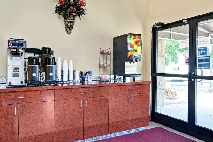 Imagen del bar/restaurante del Hotel Knights Inn Charleston. Foto 7