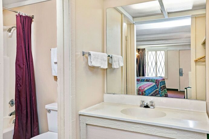 Imagen de la habitación del Hotel Knights Inn Charleston. Foto 12