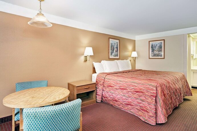 Imagen de la habitación del Hotel Knights Inn Charleston. Foto 13