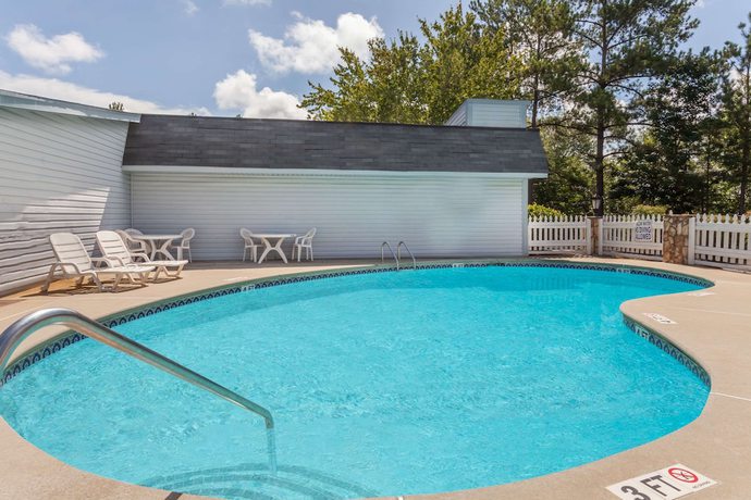 Imagen de la piscina del Hotel Knights Inn Columbia. Foto 15