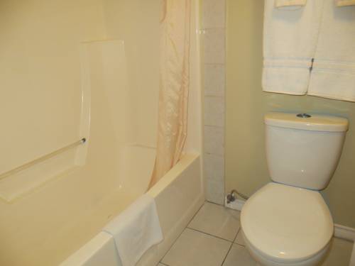Imagen de la habitación del Hotel Knights Inn Edmonton. Foto 5