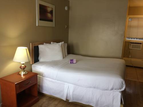Imagen de la habitación del Hotel Knights Inn Edmonton. Foto 8