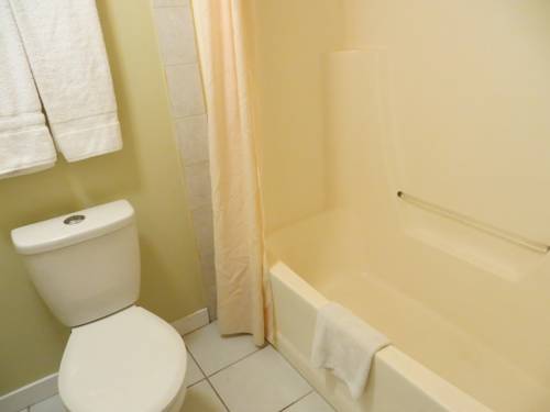 Imagen de la habitación del Hotel Knights Inn Edmonton. Foto 11
