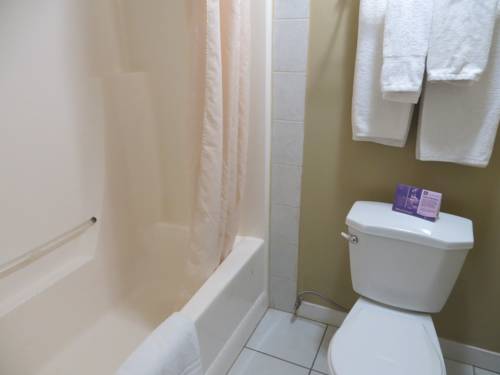 Imagen de la habitación del Hotel Knights Inn Edmonton. Foto 12