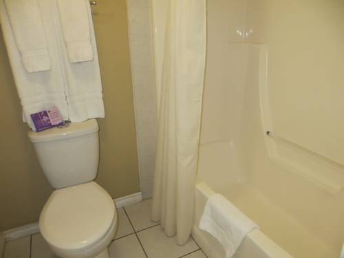 Imagen de la habitación del Hotel Knights Inn Edmonton. Foto 15
