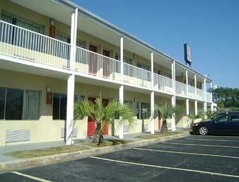 Imagen de la piscina del Hotel Knights Inn Hardeeville Sc. Foto 8
