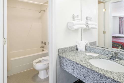Imagen de la habitación del Hotel Knights Inn Hilliard Columbus. Foto 8
