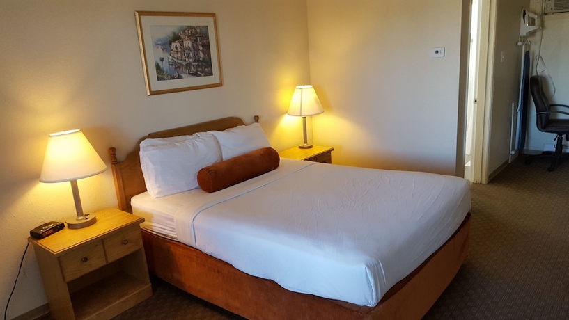Imagen de la habitación del Hotel Knights Inn Lethbridge. Foto 7