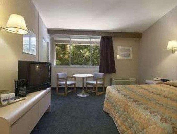 Imagen general del Hotel Knights Inn Liberty. Foto 2