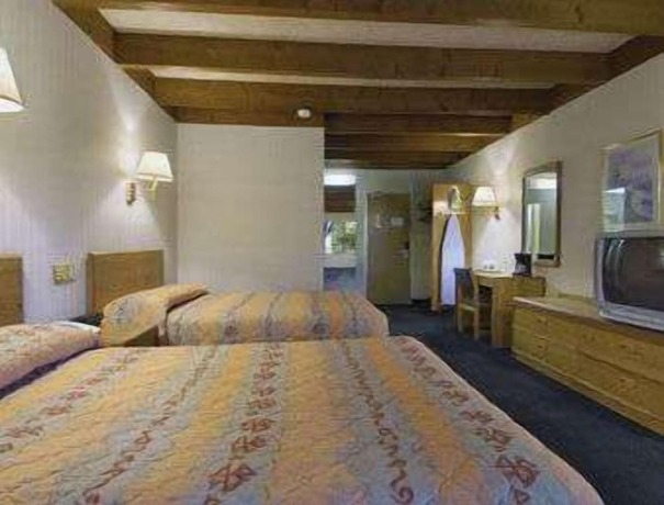 Imagen de la habitación del Hotel Knights Inn Liberty. Foto 4