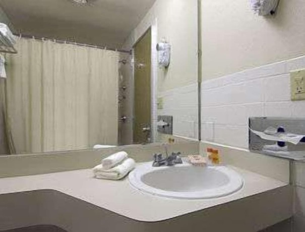 Imagen de la habitación del Hotel Knights Inn Liberty. Foto 6