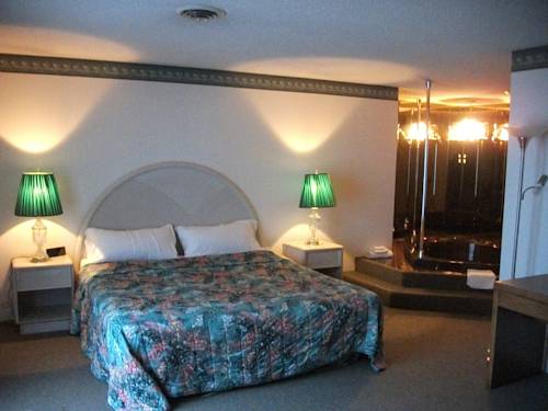 Imagen de la habitación del Hotel Knights Inn Mackinaw City. Foto 12