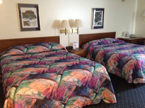 Imagen de la habitación del Hotel Knights Inn Mackinaw City. Foto 16