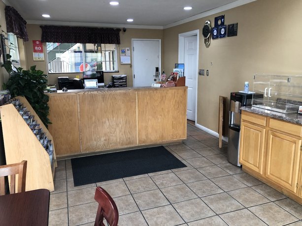 Imagen de los interiores del Hotel Knight\'s Inn Motel. Foto 16