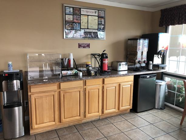 Imagen del bar/restaurante del Hotel Knight\'s Inn Motel. Foto 3