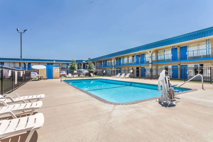 Imagen de la piscina del Hotel Knights Inn Murfreesboro. Foto 14