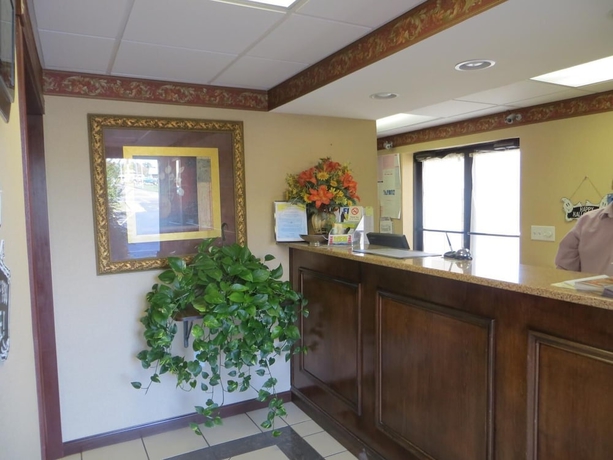 Imagen de los interiores del Hotel Knights Inn Newport, Tn. Foto 16