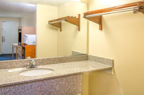 Imagen de la habitación del Hotel Knights Inn Norcross. Foto 7