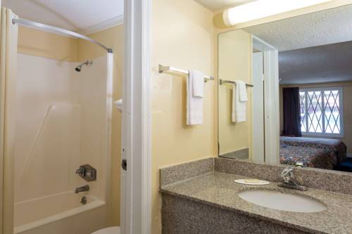 Imagen de la habitación del Hotel Knights Inn Norcross. Foto 8