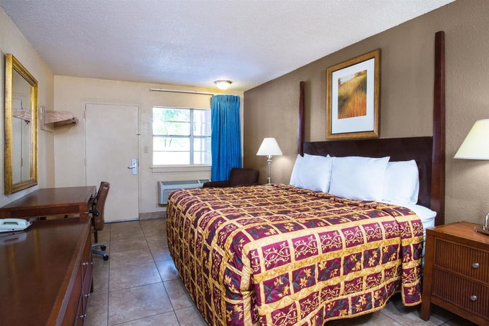 Imagen de la habitación del Hotel Knights Inn Orlando. Foto 8