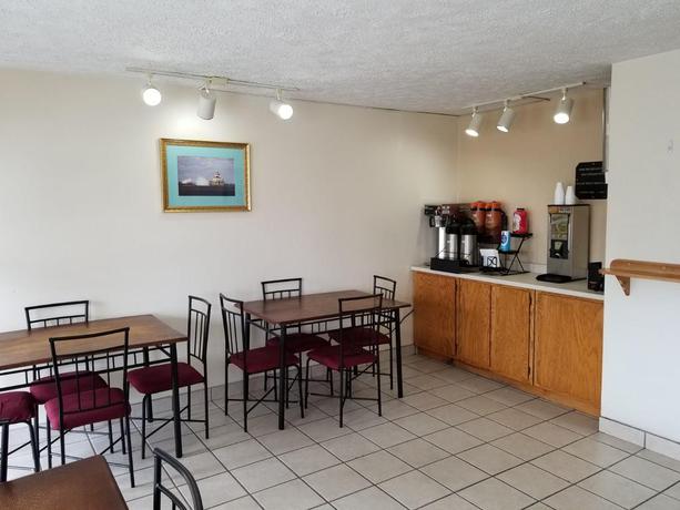 Imagen del bar/restaurante del Hotel Knights Inn Oswego East. Foto 2
