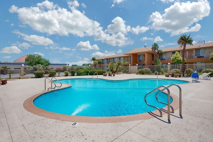 Imagen de la piscina del Hotel Knights Inn Palmdale. Foto 18