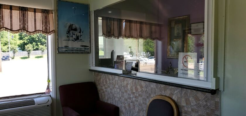 Imagen general del Hotel Knights Inn Paris. Foto 3