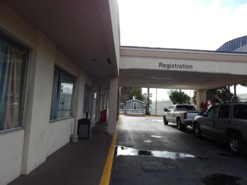 Imagen de los exteriores del Hotel Knights Inn Plant City. Foto 5