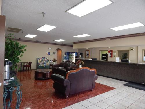 Imagen de los interiores del Hotel Knights Inn Plant City. Foto 9