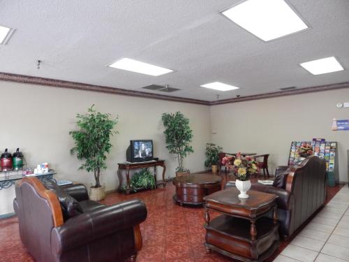 Imagen de los interiores del Hotel Knights Inn Plant City. Foto 10
