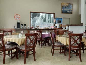 Imagen del bar/restaurante del Hotel Knights Inn Sea Tac Airport. Foto 2