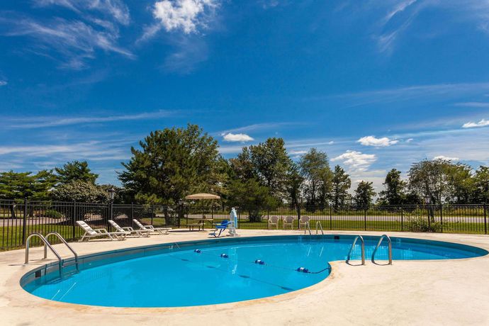 Imagen de la piscina del Hotel Knights Inn Seymour. Foto 16