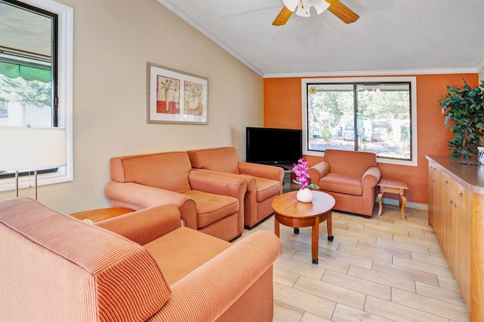 Imagen de los interiores del Hotel Knights Inn Sterling Heights. Foto 12