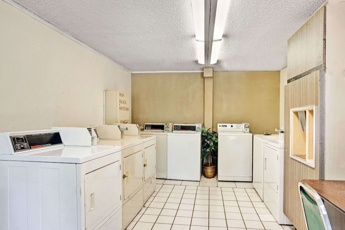 Imagen de los interiores del Hotel Knights Inn Sterling Heights. Foto 13