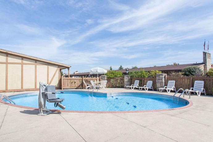 Imagen de la piscina del Hotel Knights Inn Toledo West. Foto 18