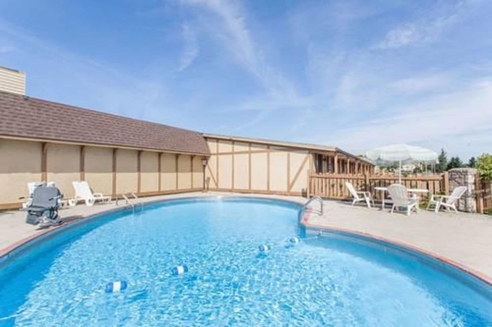 Imagen de la piscina del Hotel Knights Inn Toledo West. Foto 19