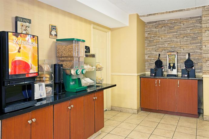Imagen del bar/restaurante del Hotel Knights Inn Toronto Scarborough. Foto 2