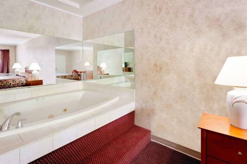 Imagen de la habitación del Hotel Knights Inn Traverse City. Foto 3