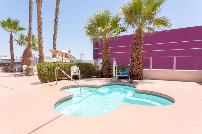 Imagen de la piscina del Hotel Knights Inn Yuma. Foto 19