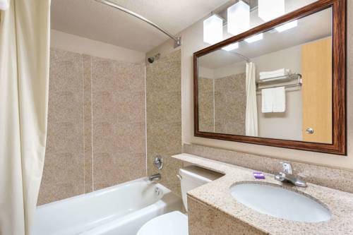 Imagen de la habitación del Hotel Knights Inn & Suites Virginia Beach. Foto 1