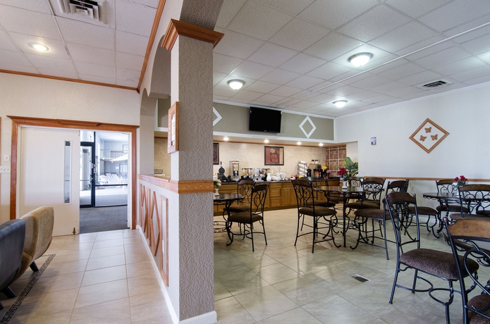 Imagen del bar/restaurante del Hotel Knights Inn and Suites Emporia. Foto 5
