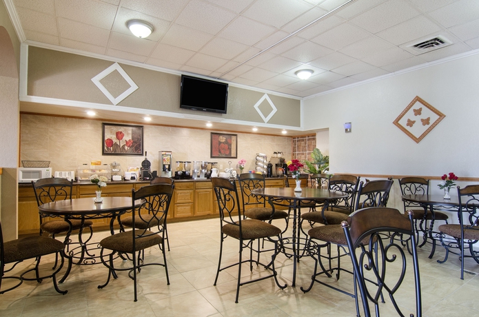 Imagen del bar/restaurante del Hotel Knights Inn and Suites Emporia. Foto 6